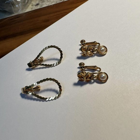 Lot of 2 Both signed Gold Tone Clip On Earrings Napier / Monet - Picture 7 of 12